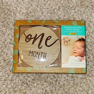 Pearhead - Unopened First Year Photo Props - Wooden Circle Month Markers